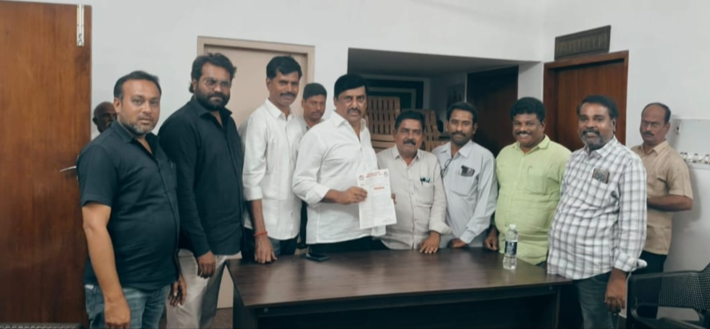 జిల్లా మహాసభలకు రండి  పీలేరు ఎమ్మెల్యే కిషోర్ కుమార్ రెడ్డి ని ఏపీడబ్ల్యూజేఎఫ్ నేతలు శనివారం ఆహ్వానించారు
